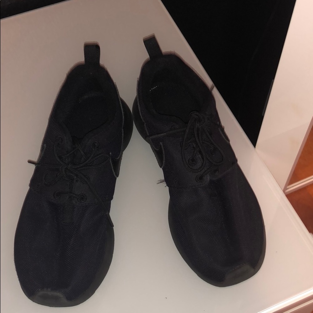 Black Nike roshes